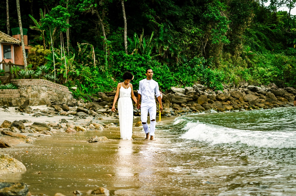 African American couple walking hand-in-hand along a beach, highlighting how Life Backup Plan enhances women's and dating safety, providing peace of mind.
